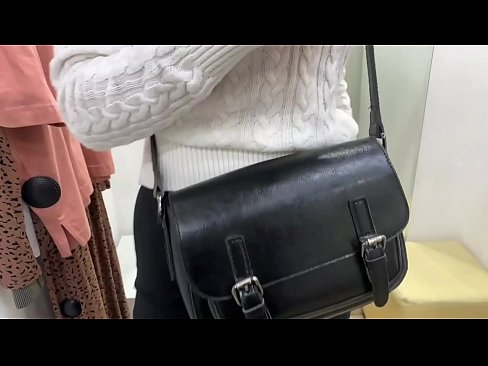 ❤️ אוננות פומבית של הכלבה הצעירה פרלברי עם דילדו בחדר המתאים פורנו ב-iw.sex-porntube.ru